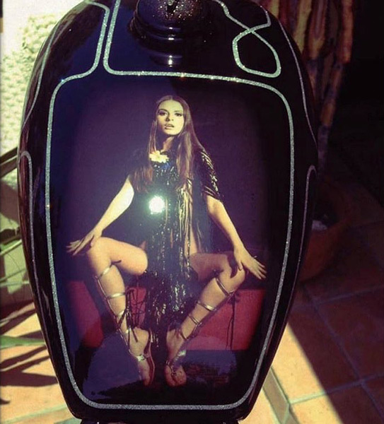 179jesus.jpg - (Soledad on a motorcycle gas tank belonging to @jesus_gretzky_807)