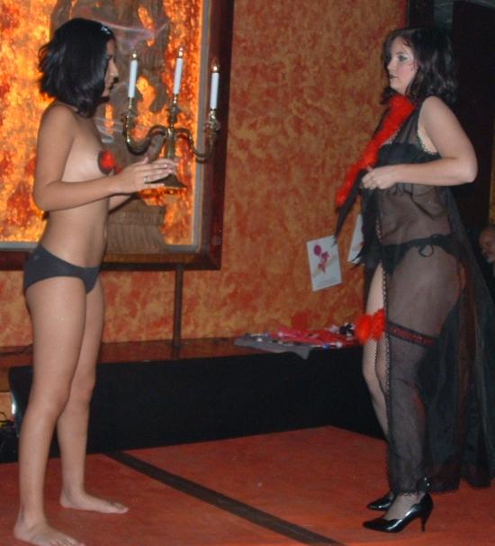 41vamp.jpg - yours truly doing a Vampyros Lesbos tribute dance