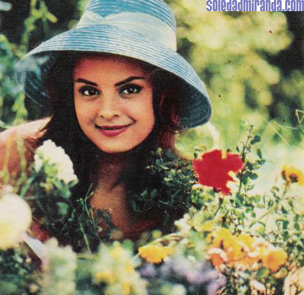 mod03ahola-6-22-63b.jpg - Hola, June 1963: among the beauty of the flowers