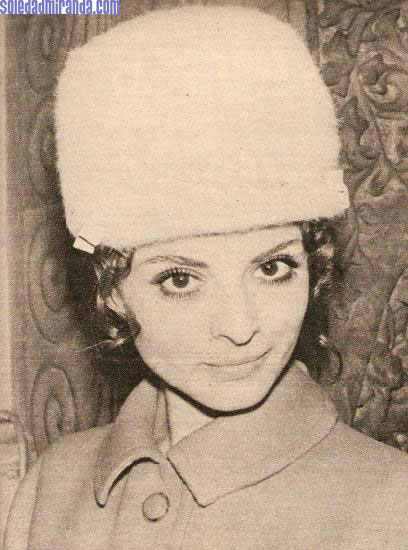mod46ond-2-15-70-a.jpg - Ondas, February 1970: the youngest promise of Spanish cinema (modeling evening wear)