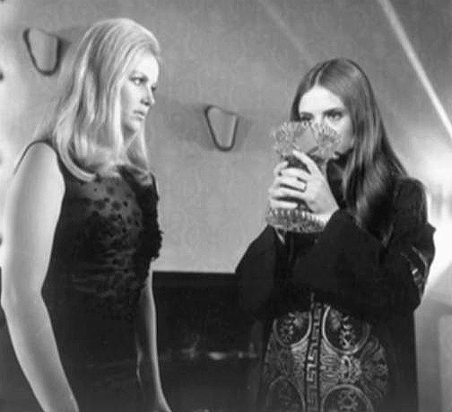 035stillg.jpg - Vampyros Lesbos still